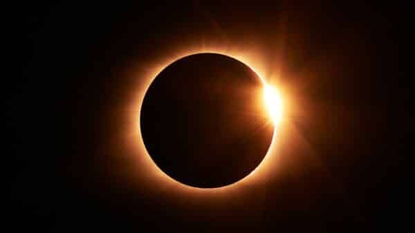 total solar eclipse diamond ring